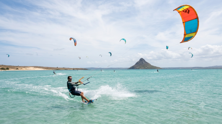 Kitesurfeur glissant sur l'eau plate et turquoise de la baie de Sakalava près de Diego Suarez dans le vent du Varatraza